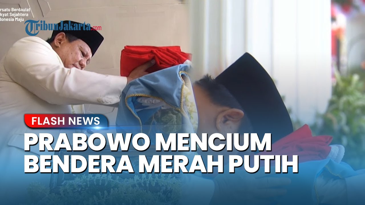 MOMEN Sakral Prabowo Mencium Bendera Merah Putih sebelum Dikibarkan saat Upacara HUT ke-80 RI