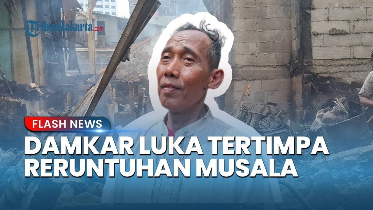 Dua Petugas Damkar Tertimpa Reruntuhan Musala saat Padamkan Api di Dekat Pasar Senen