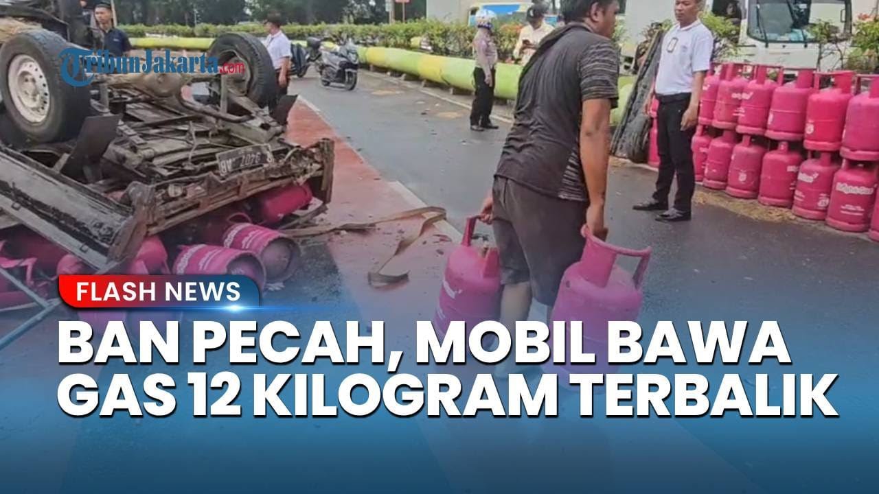 Mobil Bawa Elpiji 12 Kg Terbalik di Pademangan: 100 Tabung Gas Berserakan, Kernet Terluka