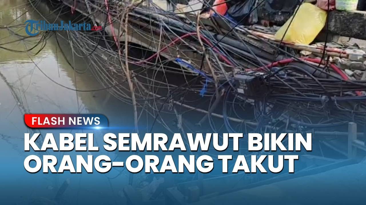 Kabel Semrawut di Kapuk Muara Bahayakan Pengendara, Menjuntai ke Jalan Raya hingga ke Permukaan Kali