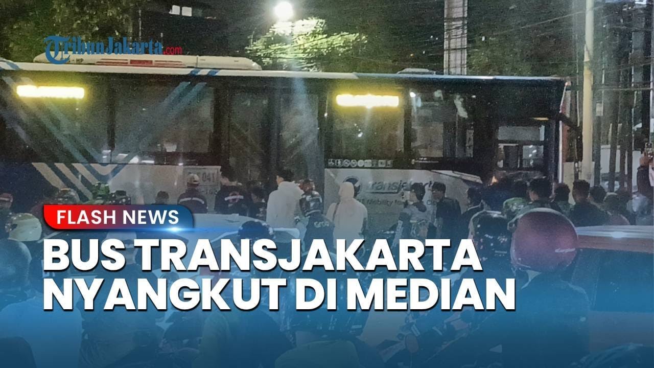 Bus Transjakarta Nyangkut Median Jalan, Lalin di Dewi Sartika Cawang Lumpuh