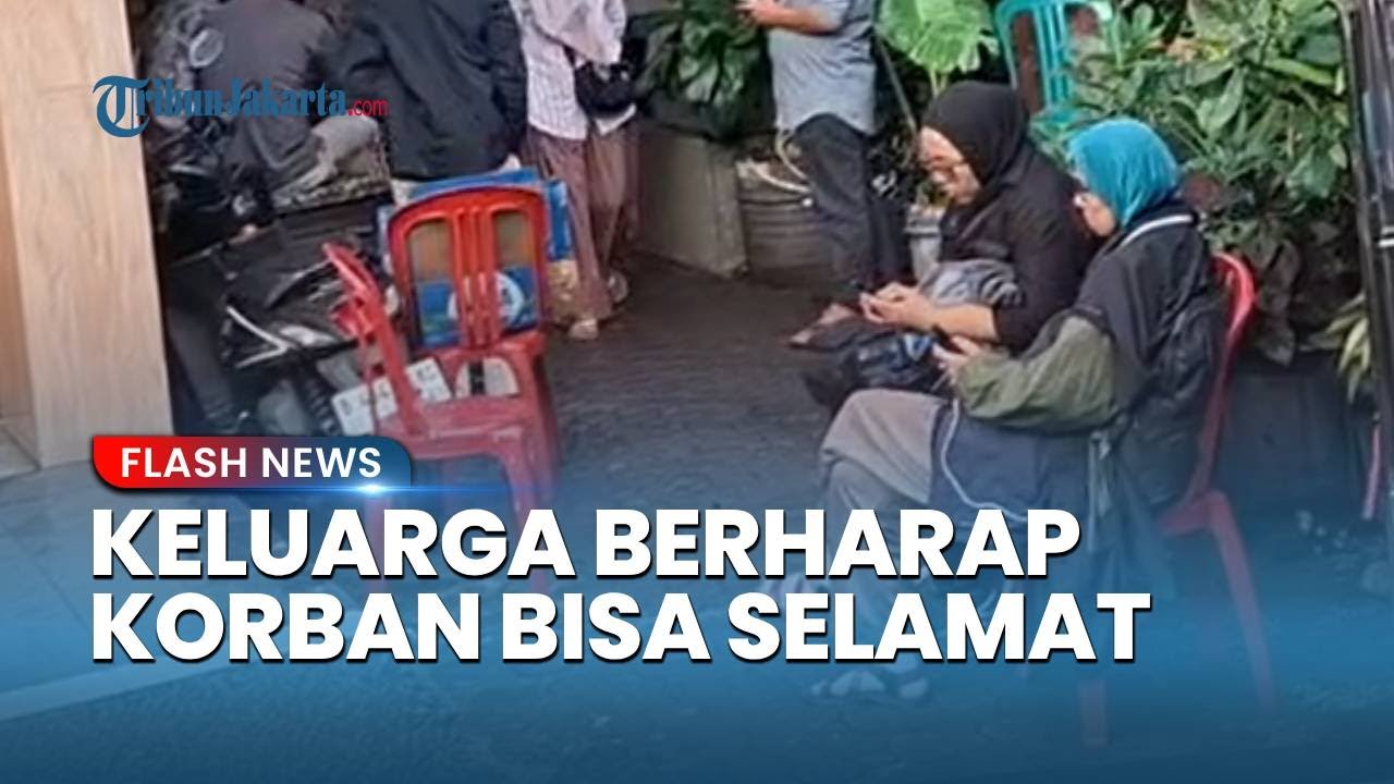 Youtube Thumnail image of : Kerabat Berdatangan, Keluarga Berharap Dede dan Penumpang Pesawat ATR Jatuh di Maros Bisa Selamat